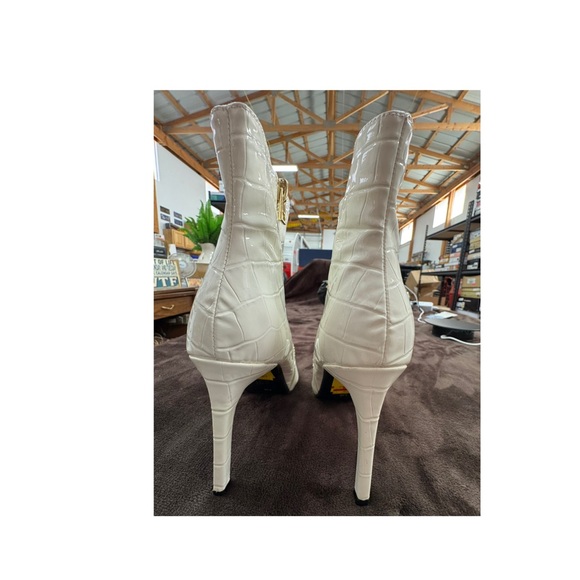 Elegant Cream Croc-Embossed Ankle Boots 7 & 8.5 - Picture 5 of 10